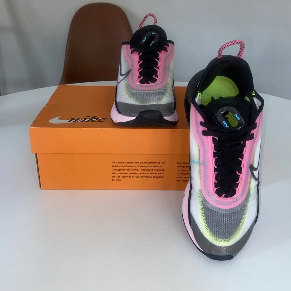 Nike Women's Sneakers in Black, Pink, and Gray - Picture 3 of 9